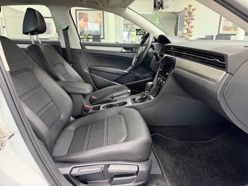 Used 2021 Volkswagen Passat 2.0T SE FWD image 17