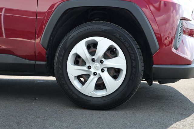 Used 2019 Toyota RAV4 LE FWD image 5