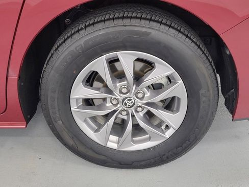 Used 2025 Toyota Sienna LE image 11