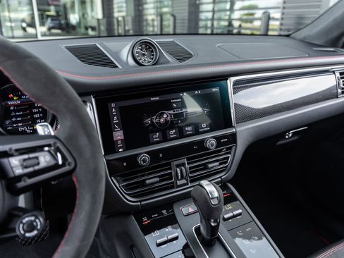 New 2026 Porsche Macan GTS image 34