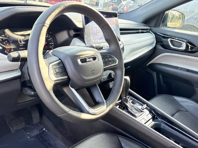 Used 2025 Jeep Compass Limited AWD/4WD image 11