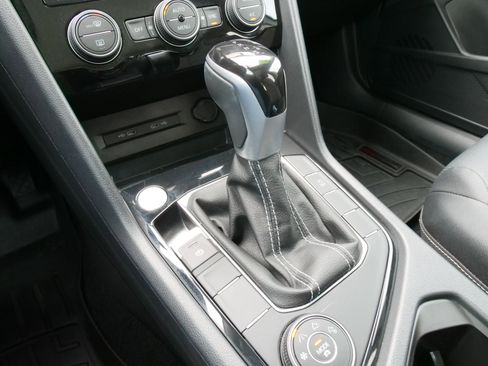 Used 2022 Volkswagen Taos SEL image 25