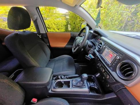 Used 2018 Toyota Tacoma SR5 w/ SR5 Appearance Package (SM) RWD image 47