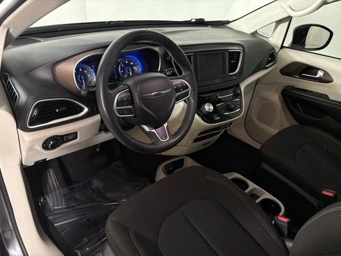 Used 2022 Chrysler Voyager LX FWD image 21