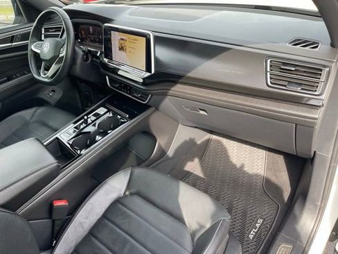 Used 2025 Volkswagen Atlas Cross Sport SEL R-Line image 19
