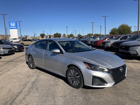 Used 2023 Nissan Altima 2.5 SV image 3