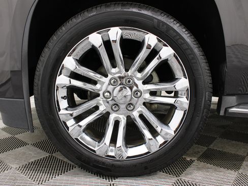 Used 2017 Cadillac Escalade Luxury w/ LPO, Radiant Package AWD/4WD image 38