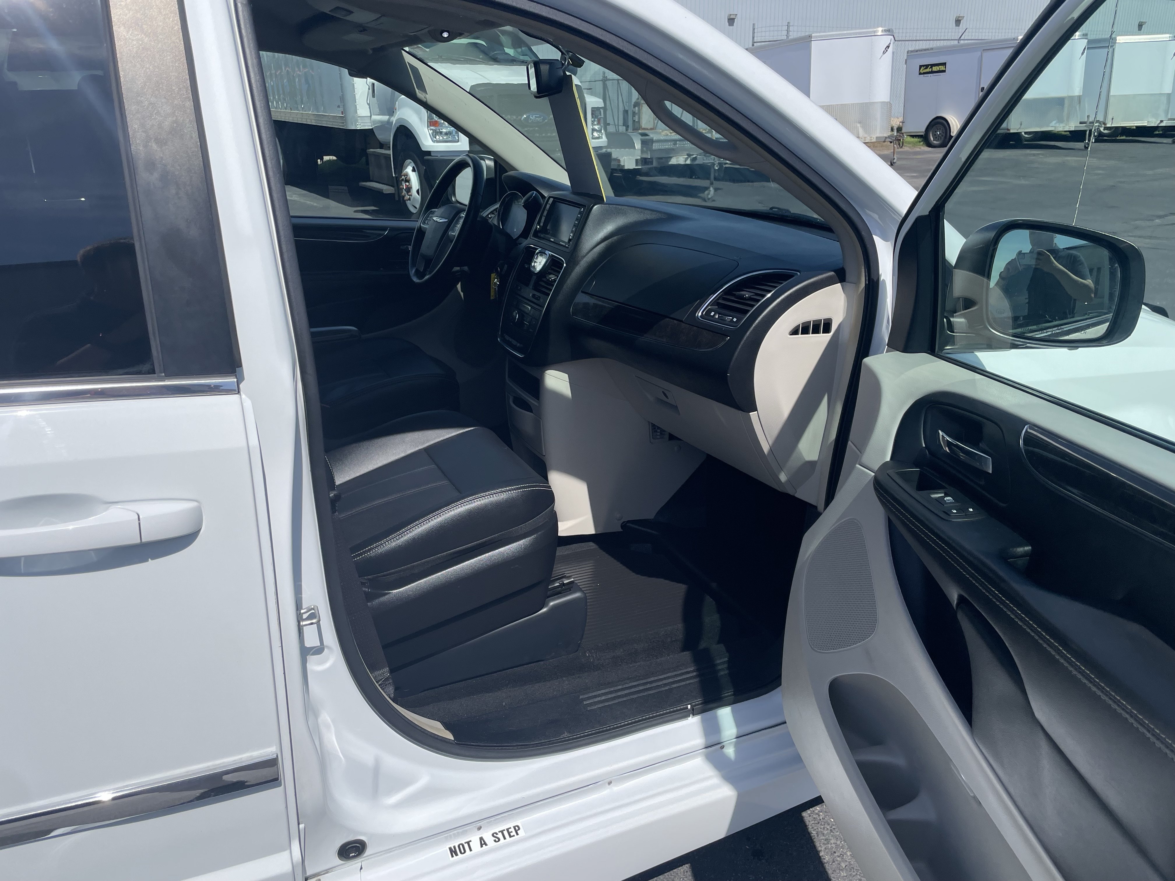 Used 2016 Chrysler Town & Country Touring FWD image 25