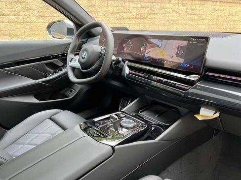 Used 2025 BMW 530i xDrive 530i xDrive w/ Premium Package image 11