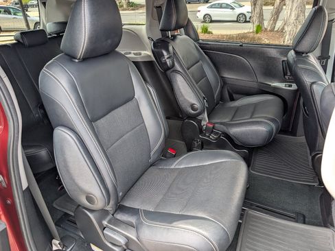 Used 2017 Toyota Sienna SE Premium FWD image 5
