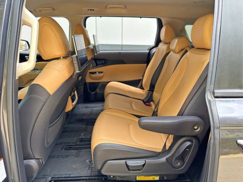 Used 2024 Kia Carnival EX image 40