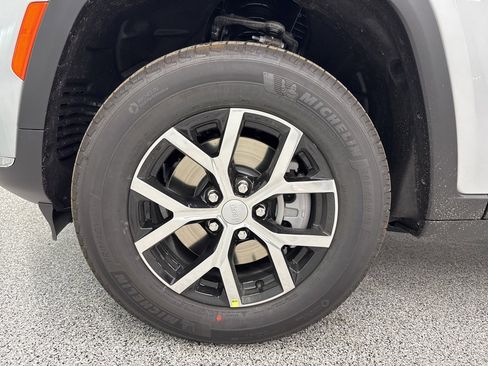 Used 2025 Jeep Grand Cherokee L Limited image 10