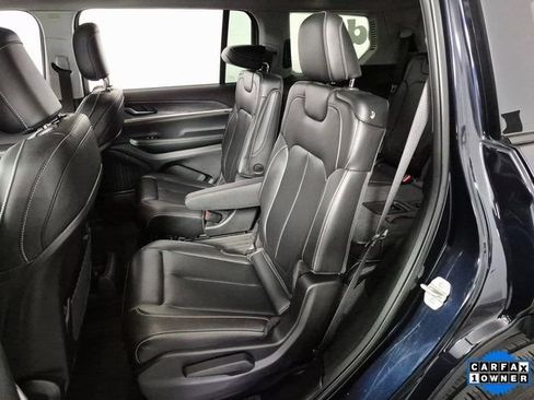 Used 2024 Jeep Grand Cherokee L Limited w/ Black Appearance Package image 23