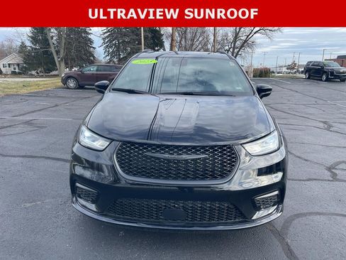 Used 2025 Chrysler Pacifica Limited image 3