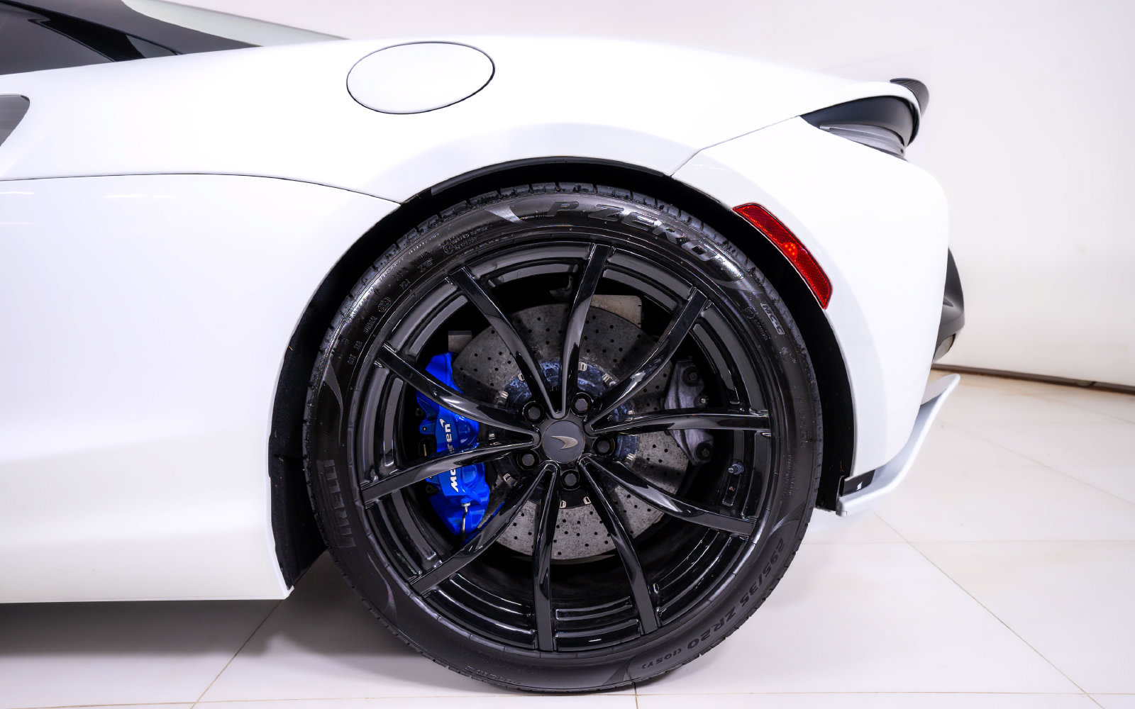 Used 2025 McLaren Artura Spider RWD image 17
