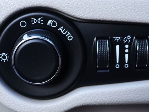 Used 2021 Chrysler Voyager Lxi image 45