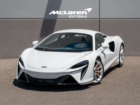 Used 2026 McLaren Artura RWD image 2
