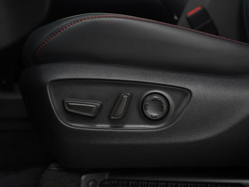 Used 2025 Toyota Sienna XSE AWD/4WD image 23