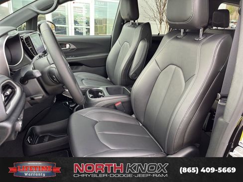 New 2026 Chrysler Pacifica Select image 4