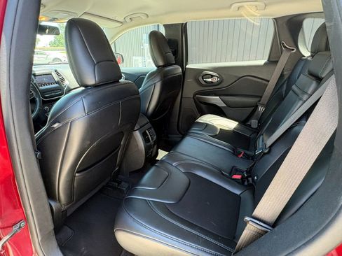 Used 2019 Jeep Cherokee Latitude Plus AWD/4WD image 14