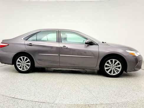 Used 2017 Toyota Camry XLE image 4