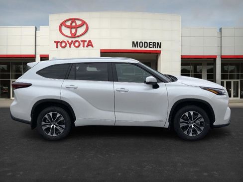 Certified 2025 Toyota Highlander XLE image 4