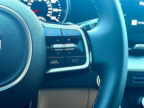 Used 2024 Kia Carnival LX image 29