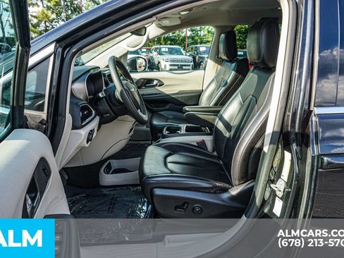 Used 2023 Chrysler Pacifica Touring-L FWD image 18