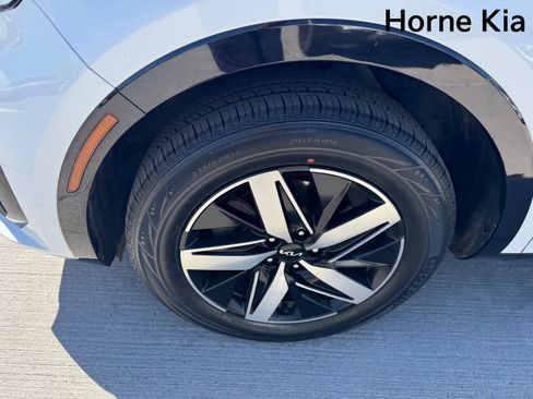 Certified 2022 Kia Sorento S w/ Panoramic Sunroof Package FWD image 8
