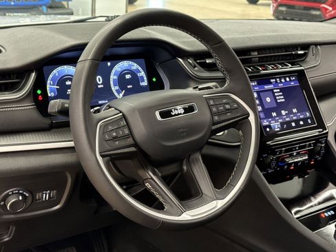 Used 2025 Jeep Grand Cherokee Altitude AWD/4WD image 17