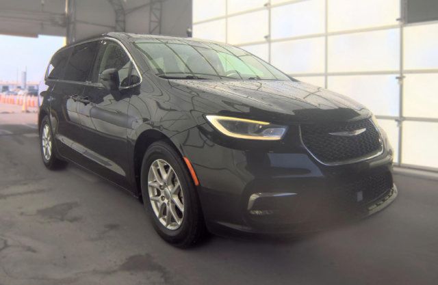 Used 2023 Chrysler Pacifica Touring-L FWD image 3