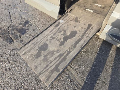 Used 2023 Chrysler Pacifica Touring-L image 6