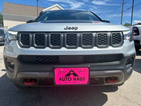 Used 2025 Jeep Compass Trailhawk w/ Trailhawk Elite Group AWD/4WD image 3