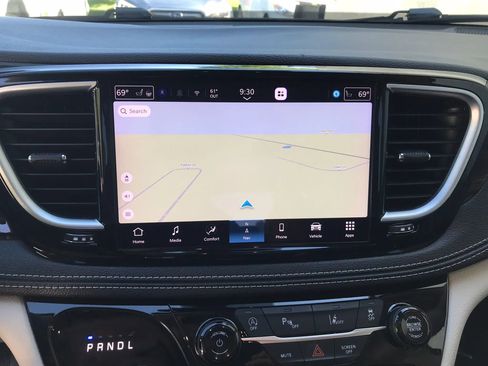 Used 2023 Chrysler Pacifica Limited FWD image 23
