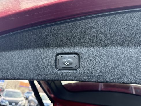 Used 2018 Ford Explorer XLT w/ Equipment Group 202A image 8