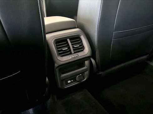 Used 2024 Volkswagen Tiguan SE image 27