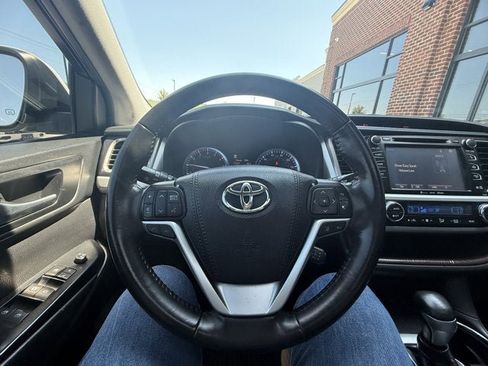 Used 2019 Toyota Highlander XLE AWD/4WD image 20