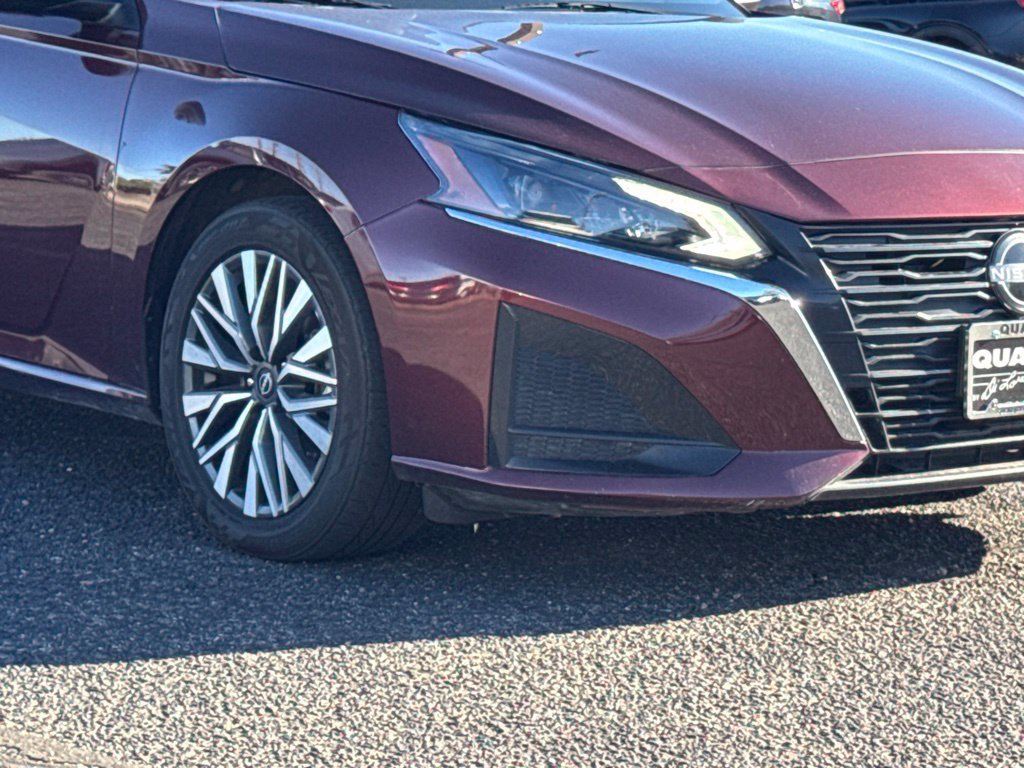 Used 2025 Nissan Altima 2.5 SV FWD image 2