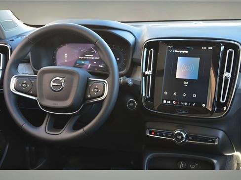 Certified 2025 Volvo XC40 B5 Plus w/ Protection Package Premier image 16