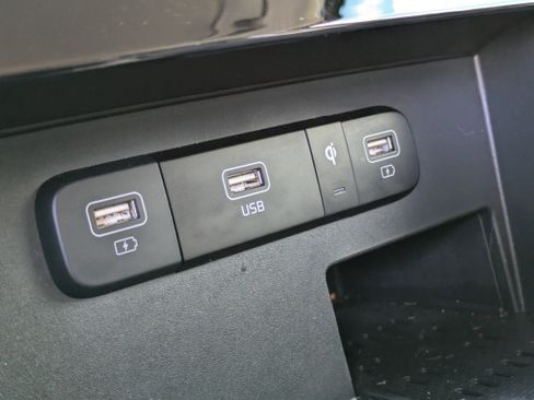 Used 2024 Kia Carnival EX image 31