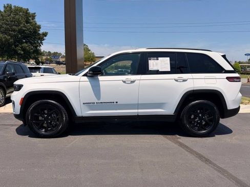 Used 2024 Jeep Grand Cherokee Altitude AWD/4WD image 4