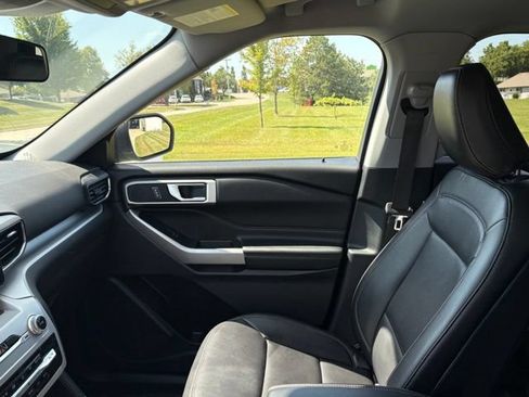 Used 2020 Ford Explorer XLT w/ Equipment Group 202A AWD/4WD image 13