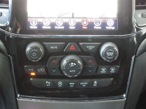 Used 2021 Jeep Grand Cherokee Laredo X AWD/4WD image 26