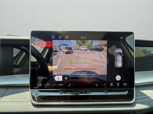 Used 2025 Volkswagen Tiguan SE AWD/4WD image 12