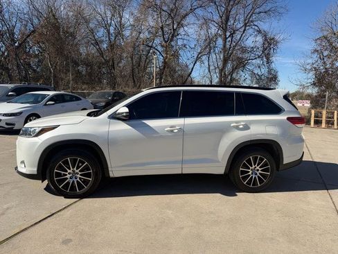 Used 2018 Toyota Highlander SE image 4