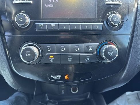 Used 2018 Nissan Rogue Sport S image 18