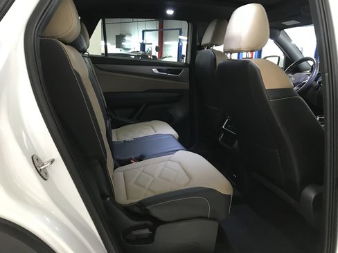 Used 2024 Volkswagen Atlas Cross Sport SE image 11