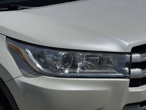 Used 2019 Toyota Highlander LE AWD/4WD image 10