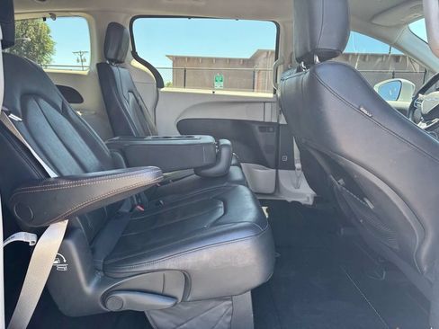 Used 2019 Chrysler Pacifica Touring-L FWD image 16