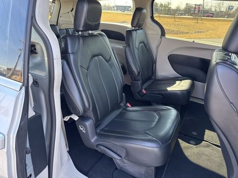 Used 2024 Chrysler Pacifica Touring-L image 46